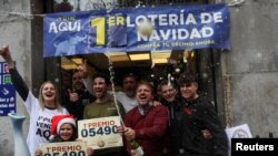 Ganadores del sorteo de la Lotería Nacional de Navidad, celebran haber conseguido el primer premio, ‘el Gordo’, el 22 de diciembre de 2022.