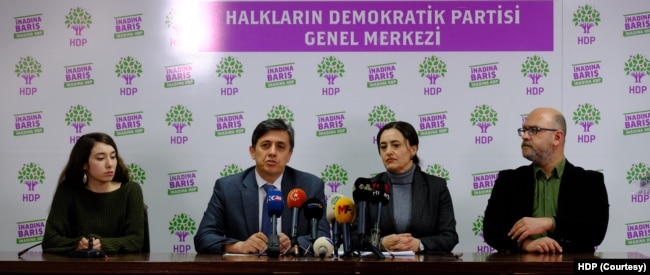 HDP Hukuk ve İnsan Hakları Komisyonu, açılan kapatma davasıyla ilgili basın toplantısı düzenledi.