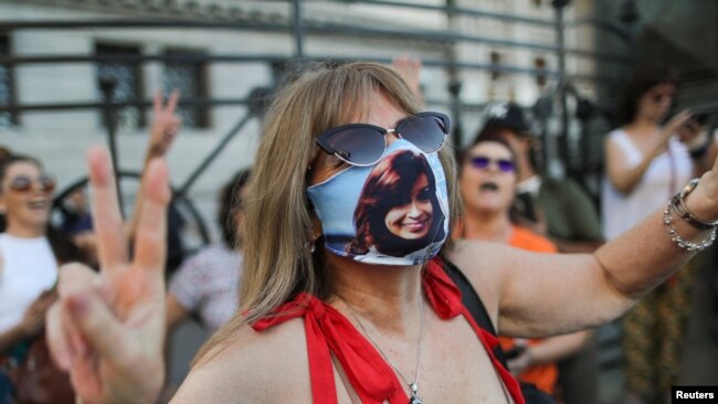 Una partidaria de la vicepresidenta argentina Cristina Fernández de Kirchner protesta frente al Congreso Nacional después de que un tribunal federal declarara culpable a Cristina Fernández de Kirchner en un caso de corrupción, en Buenos Aires, Argentina, el 6 de diciembre de 2022. REUTERS/Agustin Marcarian