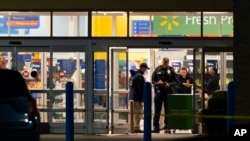 Правоохранительные органы, включая ФБР, работают на месте массовой стрельбы в Walmart, 23 ноября 2022 года, в Чесапике, Вирджиния 