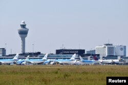 Bandara Schiphol di Amsterdam, Belanda 16 Juni 2022. (REUTERS/Piroschka van de Wouw)