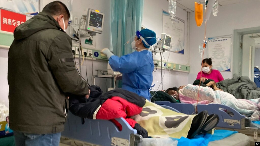 中国河北保定第二中心医院的医护人员正在护理病人。（2022年12月22日）(photo:VOA)