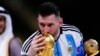 Lionel Messi dari Argentina mencium trofi setelah memenangkan pertandingan sepak bola final Piala Dunia antara Argentina dan Prancis di Stadion Lusail di Lusail, Qatar, Minggu, 18 Desember 2022. (Foto: AP/Manu Fernandez)