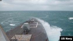 美国海军第七舰队发布的照片显示，阿利·伯克级导弹驱逐舰“钟云号”(USS Chung-Hoon)于2023年1月5日通过台湾海峡。