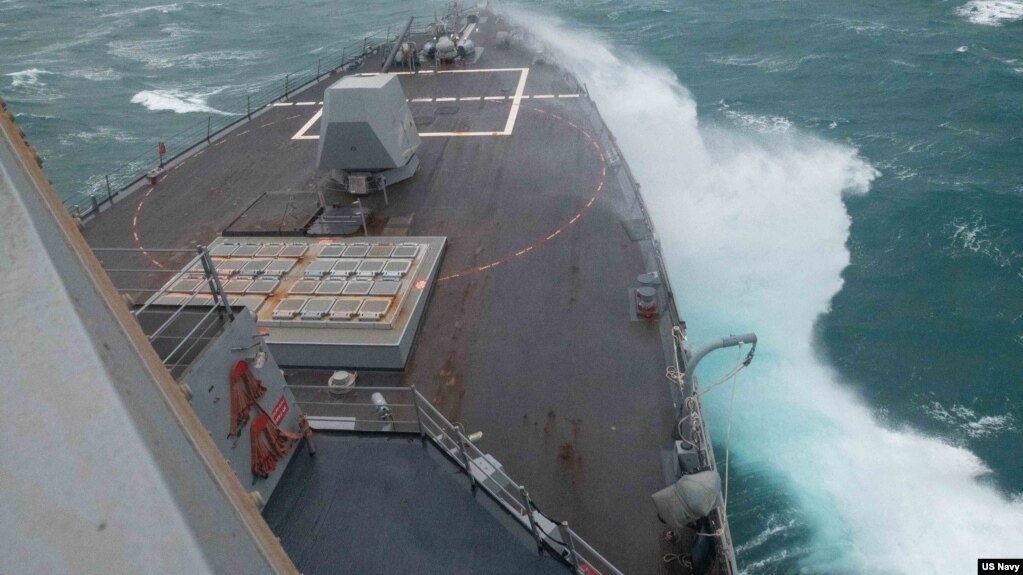 2022年1月5日，美国海军阿利伯克级导弹驱逐舰“钟云”号（DDG 93）航行通过台湾海峡。(photo:VOA)