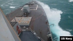 2022年1月5日，美国海军阿利伯克级导弹驱逐舰“钟云”号（DDG 93）航行通过台湾海峡。
