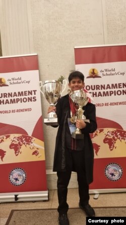 Denzel Malachi Freddynanto menunjukkan piala yang ia raih dalam ajang Tournament of Champions, World Scholar's Cup di Universitas Yale pada November 2022. (Foto: Courtesy of Anissa Sharmanti)