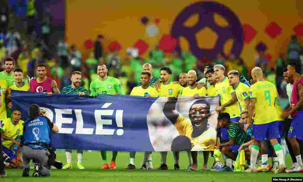 Em campo, jogadores carregaram uma faixa com o nome e a foto de Pelé no&nbsp;Estádio 974 em Doha.