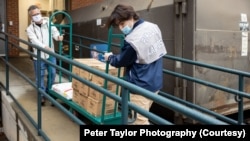 El empleado de Bank of America Brendan Kelly, a la izquierda, y su hijo Aiden comenzaron una organización sin fines de lucro que recolecta las sobras de los comedores universitarios para alimentar a los hambrientos.  (Foto cortesía de Peter Taylor Photography)