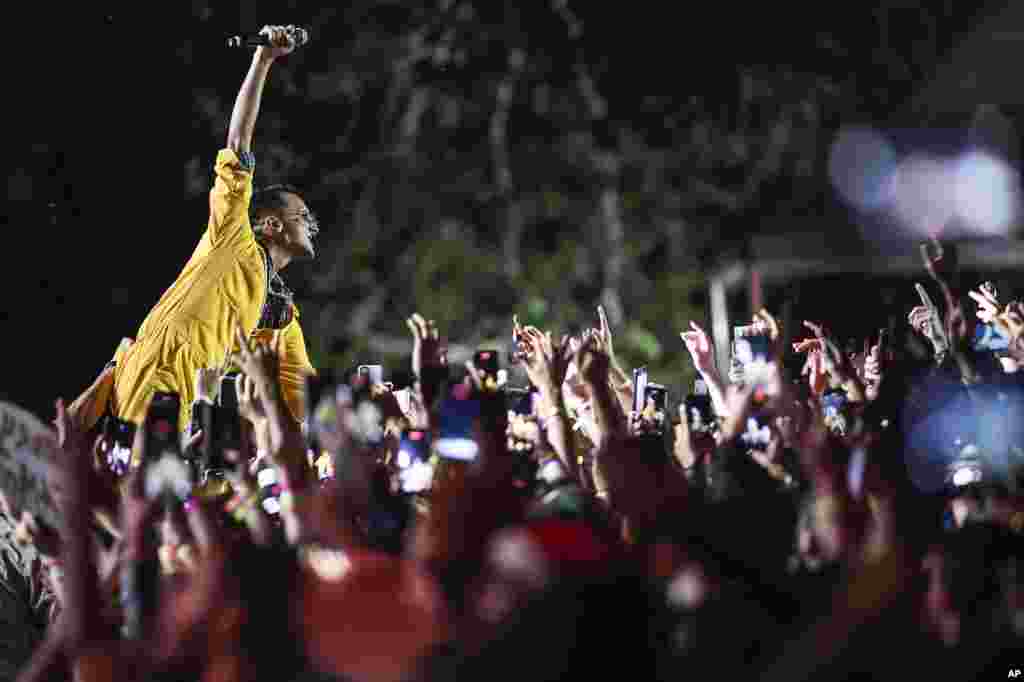 VENEZUELA -&nbsp;Un concierto en el Festival Cusica este diciembre en Caracas con la banda de rock alternativo venezolano &quot;La vida bohemia&quot; ofrece una pausa en los problemas sociales y económicos que enfrenta el país sudamericano que ha visto a lo largo del continente a miles de sus ciudadanos tratando de labrarse nuevos horizontes en condiciones extremas.