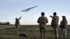 (ARŞİV) 15 Aralık 2022 - Ukrayna askerleri Bahmut'ta drone fırlatıyor