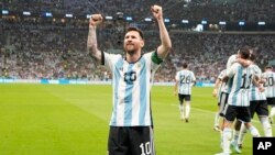 Ajanten Lionel Messi selebre viktwa seleksyon nasyonal Ajantin ranpote sou Meksik 2-0 nan Gwoup C a nan Mondyal Foutbol Qatar la, 26 Nov. 2022. 