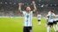Ajanten Lionel Messi selebre viktwa seleksyon nasyonal Ajantin ranpote sou Meksik 2-0 nan Gwoup C a nan Mondyal Foutbol Qatar la, 26 Nov. 2022. 