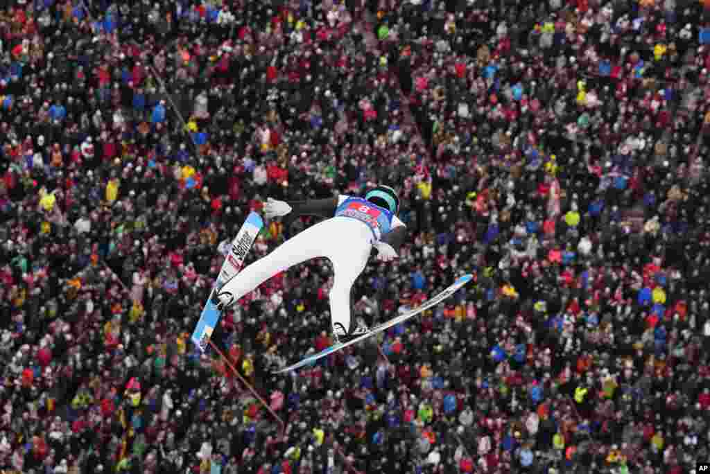 Петер Превц од Словенија се издигнува низ воздухот за време на третата етапа на 71-от турнир во ски-скокови во Инсбрук, Австрија.