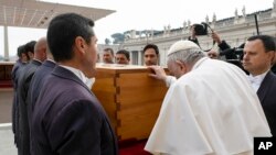 Pope Francis vachibata bhokisi rine mutumbi waPope Emeritus Benedict XVI.