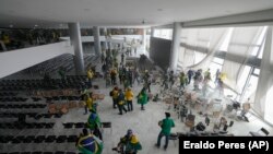 Manifestantes pró-Bolsonaro invadem Palácio do Planalto, onde se encontra escritório oficial do Presidente brasileiro, 8 Janeiro 2023