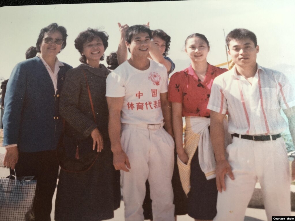 上世纪80年代，薛荫娴（左）和中国国家队运动员。（受访者提供）(photo:VOA)
