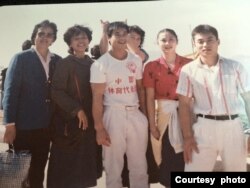 上世纪80年代，薛荫娴（左）和中国国家队运动员。（受访者提供）