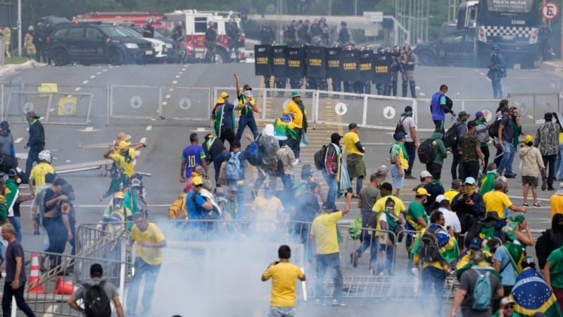 Brésil: des manifestants envahissent le Congrès, la Cour suprême et le palais présidentiel