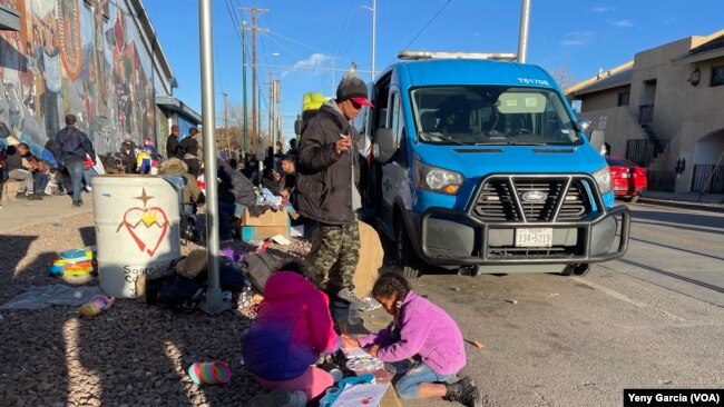 Niñas juegan en el campamento improvisado de migrantes irregulares en los alrededores de la iglesia Sagrado Corazón en El Paso, EEUU, el 7 de enero de 2023.