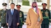 沙特王储穆罕默德·本·萨勒曼在利雅得欢迎到访的中国领导人习近平。(2022年12月8日)