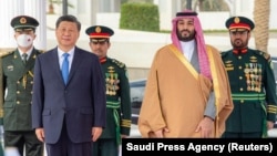 沙特王储穆罕默德·本·萨勒曼在利雅得欢迎到访的中国领导人习近平。(2022年12月8日)