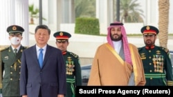 ဆော်ဒီအိမ်ရှေ့မင်းသား Mohammed Bin Salman က ဆော်ဒီအာရေးဗီးယားကို ရောက်လာတဲ့ တရုတ်သမ္မတ ရှီကျင့်ဖျင်ကို ကြိုဆိုစဉ်။ (ဒီဇင်ဘာ ၈၊ ၂၀၂၂)