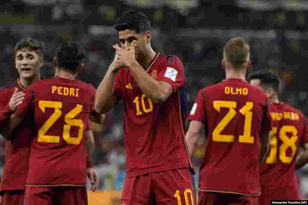 Jogador espanhol Marco Asensio celebra depois de marcar o seu segundo golo frente à Costa Rica, no Mundial do Qatar