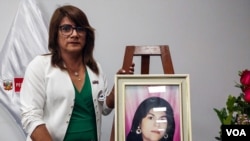Azul Rojas, activista por los derechos de la comunidad LGTBI en Perú, sostiene una foto de su madre, quien murió deseando justicia para su hija. [Foto: Cortesía]