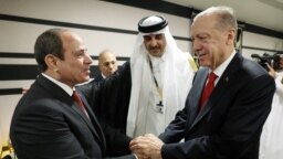 Erdoğan, Katar Emiri Şeyh Temim bin Hamed Al Sani’nin daveti üzerine 2022 FIFA Dünya Kupası’nın açılışı nedeniyle bulunduğu Doha’da Mısır Cumhurbaşkanı Sisi’yle tokalaşırken.