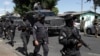 La policía llega a Soyapango, El Salvador, el 3 de diciembre de 2022. El gobierno de El Salvador envió 10.000 soldados y policías para sellar Soyapango en las afueras de la capital del país en busca de pandilleros.