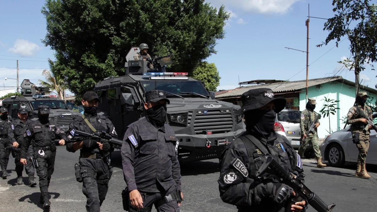 El Salvador Sends 10,000 Police, Army To Seal Off Town