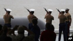 ARCHIVO - El Cuerpo de la Infantería de Marina de EEUU dispara un saludo de rifle en la ceremonia del 80 aniversario de Pearl Harbor en la Base Conjunta Pearl Harbor-Hickam, en Honolulu, el 7 de diciembre de 2021.