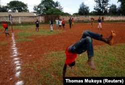 Tyron Norman merayakan setelah mencetak gol di lapangan Ziwani di Nairobi, Kenya 27 Mei 2018. (Foto: REUTERS/Thomas Mukoya)