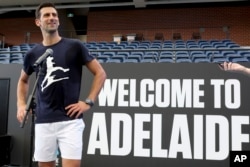 Novak Djokovic dari Serbia berbicara kepada media setelah sesi latihan menjelang turnamen Tenis Internasional Adelaide di Adelaide, Australia, Kamis, 29 Desember 2022. (AP/Kelly Barnes)