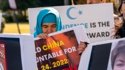 Ashigul Nushirwan protesta contra China y en apoyo del pueblo uigur tras el incendio de Urumqi en China, el 28 de noviembre de 2022, durante una protesta frente al Departamento de Estado en Washington.