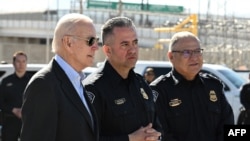 El presidente de EEUU, Joe Biden, habla con la policía de Aduanas y Protección Fronteriza en el cruce fronterizo del Puente de las Américas entre México y Estados Unidos en El Paso, Texas, el 8 de enero de 2023.