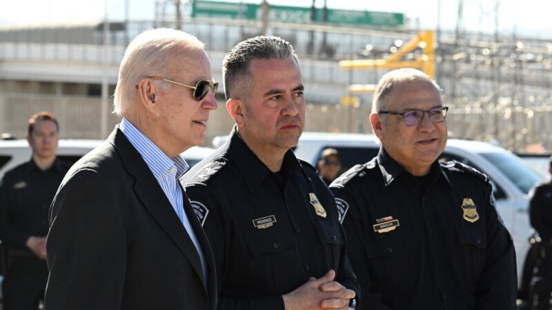 Biden conversa con funcionarios de la policía de Aduanas y Protección Fronteriza de El Paso