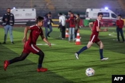 Djeca u dresovima fudbalske reprezentacije Katara učestvuju u uvodnoj utakmici "Camps World Cupa" na novootvorenom gradskom stadionu u Idlib 19. novembra 2022. godine.