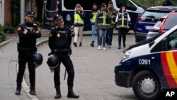Dua polisi siaga di ibu kota Madrid, Spanyol (foto: ilustrasi). 