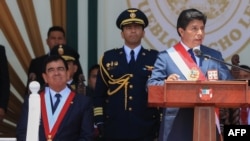 El presidente Pedro Castillo (a la derecha) pronuncia un discurso junto al presidente del Congreso peruano (izquierda) para conmemorar el aniversario de la policía en Lima, Perú, el 6 de diciembre de 2022.