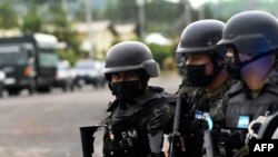 Members of the Military Police of Public Order (PMOP) mobilize during a special operation in Tegucigalpa, Honduras, Nov. 27, 2022.