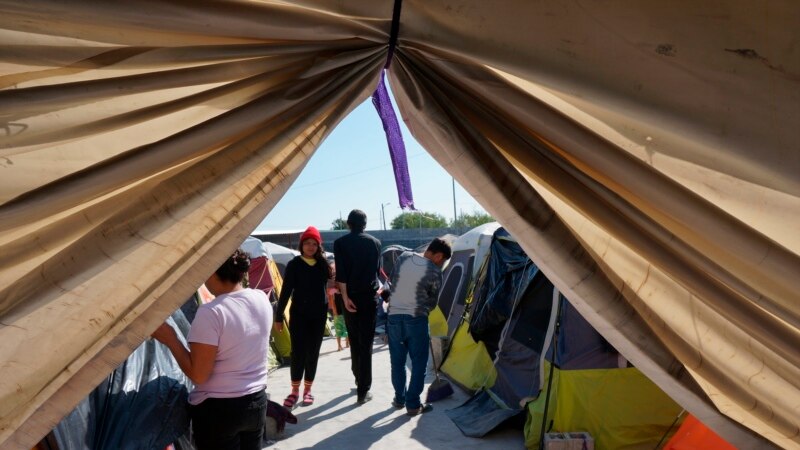 La incertidumbre invade a migrantes que aguardan fin del Título 42 en la frontera