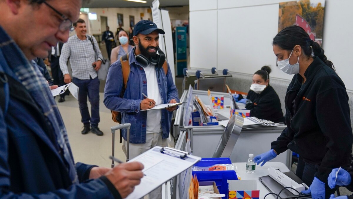随着中国新冠病例激增，美国开始在境内机场对更多乘客进行检测