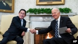 ဂျပန်ဝန်ကြီးချုပ် ဖူမီယိုကီရှီဒကို အမေရိကန်သမ္မတဂျိုးဘန်က သမ္မတအိမ်ဖြူတော်မှာ လက်ခံတွေ့ဆုံစဉ်။ 