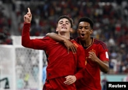 Gavi, a la izquierda, celebra tras marcar un gol contra Costa Rica.