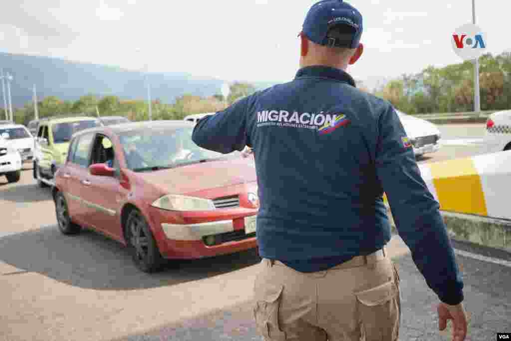 Autoridades migratorias ya se encuentran habilitadas para regular el flujo migratorio vehicular y el cumplimiento de la documentación de los pasajeros.&nbsp;