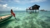 Seorang gadis Bajau Laut berjemur di perahunya di lingkungannya di Laut Sulawesi di negara bagian Sabah Malaysia, Kalimantan 17 Februari 2009. (Foto: REUTERS/Bazuki Muhammad)