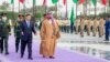 Putra Mahkota Saudi, Mohammed Bin Salman ketika menyambut Presiden China Xi Jinping di Riyadh, Arab Saudi, Kamis 8 Desember 2022.