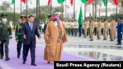 Putra Mahkota Saudi, Mohammed Bin Salman ketika menyambut Presiden China Xi Jinping di Riyadh, Arab Saudi, Kamis 8 Desember 2022.